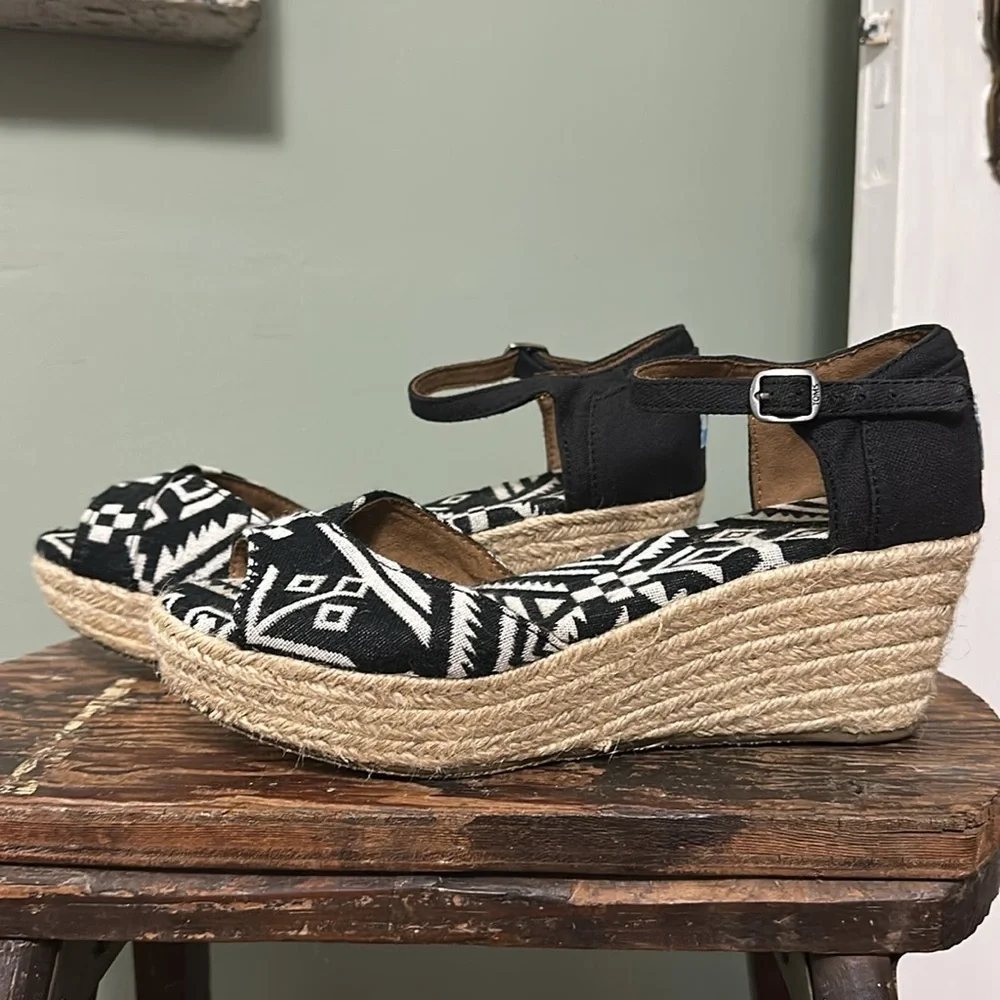 Toms Black and White Tribal Aztec Print Fabric Espadrille Wedges